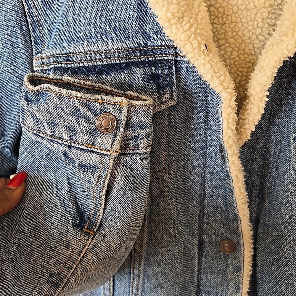 Levi's Women's Light Blue Denim Jacket with Cream Sherpa Collar Sz Medium - Picture 4 of 10